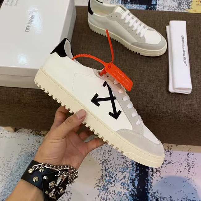 OFF-WHITE 