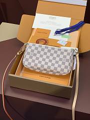 LV Pochette Accessoires Damier White 22cm - 2