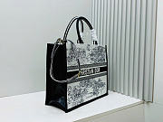 Dior S Tote - White and Blue Toile de Jouy Scotland Embroidery with Blue Calfskin 26.5 x 22 x 14 cm - 6