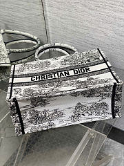 Dior M Tote - White Embroidery with Black Toile de Jouy Scotland Motif 36 x 27.5 x 16.5 cm - 4