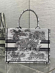 Dior M Tote - White Embroidery with Black Toile de Jouy Scotland Motif 36 x 27.5 x 16.5 cm - 5