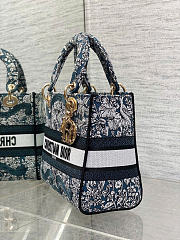Medium Lady D-Lite Bag Latte Embroidery with Blue Dior Around the World Motif 24 x 21 x 12 cm - 4