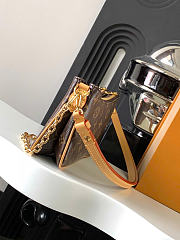 Louis Vuitton Liv Pochette Monogram 13.5 x 6.5 x 24.5 cm - 6