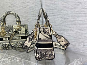 Medium Lady D-Lite Bag Latte and Black Toile de Jouy Zodiac Embroidery 24 x 21 x 12 cm - 3