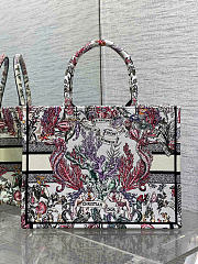 Medium Dior Book Tote Latte Embroidery with Multicolor Dior Cabinet de la Mer Motif 36 x 27.5 x 16.5 cm - 6