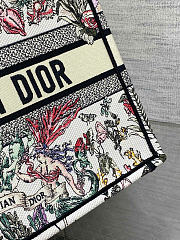 Medium Dior Book Tote Latte Embroidery with Multicolor Dior Cabinet de la Mer Motif 36 x 27.5 x 16.5 cm - 3
