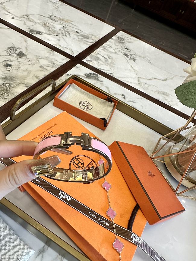 Hermes H700001F0 Clic Clac H Bracelet PM Pink Gold 134551172 - 1