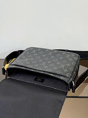 Louis Vuitton District PM Monogram Eclipse M46255 26 x 20 x 7 cm - 4