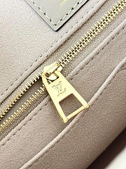 Louis Vuitton OnTheGo MM Tourterelle/Crème Bicolor Monogram Empreinte Leather M45494 35 x 27 x 14 cm - 2