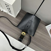 LOEWE mini sac seau Pebble en cuir Black 22937858 7.5