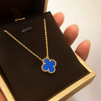Van Cleef & Arpels classic single-flower four-leaf clover necklace Blue agate