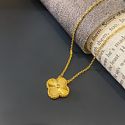 Van Cleef & Arpels Classic Single Flower Four-Leaf Clover Necklace Carved piece - 3