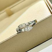 Bvlgari narrow-cut serpentine spring-plate ring  - 1