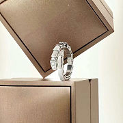 Bvlgari narrow-cut serpentine spring-plate ring  - 5
