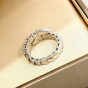 Bvlgari narrow-cut serpentine spring-plate ring  - 2