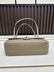 2026 Spring/Summer runway collection Chanel Maxi Flapbag 29x10x18 - 4