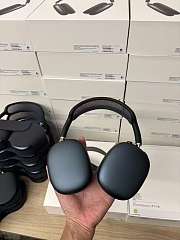 Apple AirPods Max headphones in the midnight color - 5